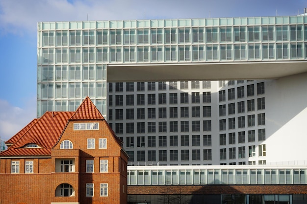 Lage hoek van het gebouw tegen een bewolkte lucht