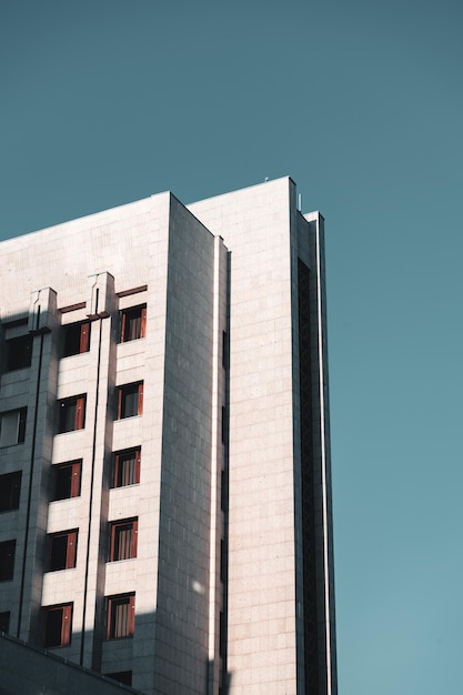 Lage hoek van het gebouw tegen een heldere blauwe lucht