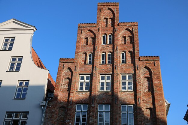 Lage hoek van het gebouw tegen een heldere blauwe lucht