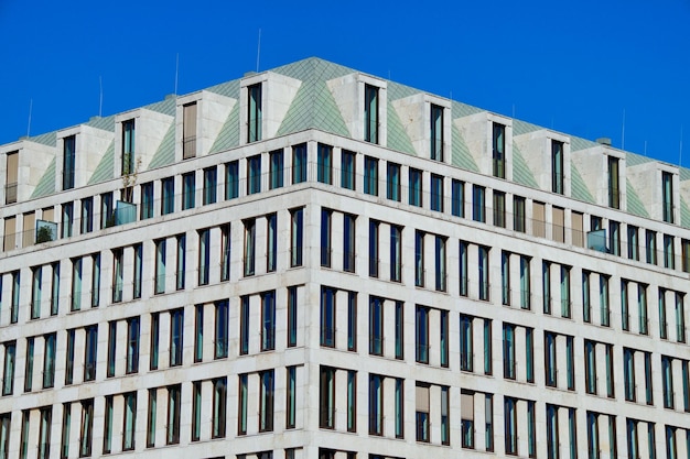 Lage hoek van het gebouw tegen een heldere blauwe lucht