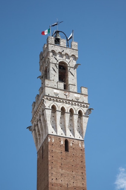 Foto lage hoek van het gebouw tegen een heldere blauwe lucht