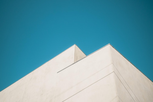 Foto lage hoek van het gebouw tegen een heldere blauwe lucht