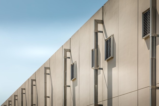 Lage hoek van het gebouw tegen een heldere hemel