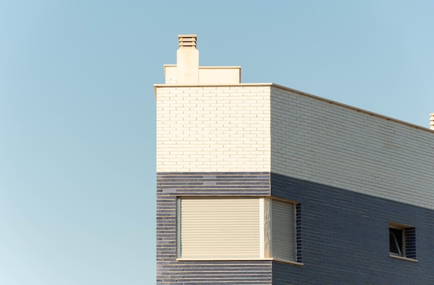 Lage hoek van het gebouw tegen een heldere lucht