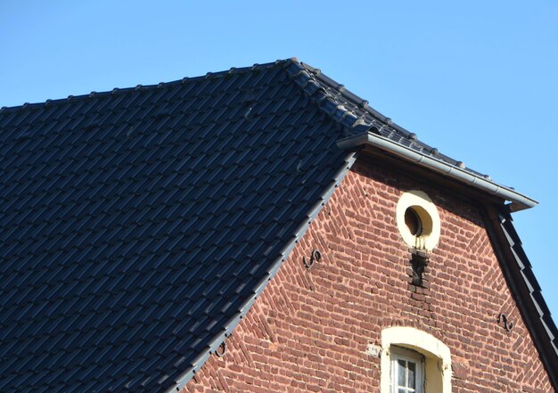 Foto lage hoek van het gebouw tegen een heldere lucht