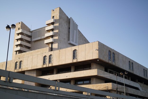 Lage hoek van het gebouw tegen een heldere lucht