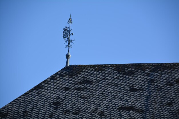 Lage hoek van het gebouw tegen een heldere lucht