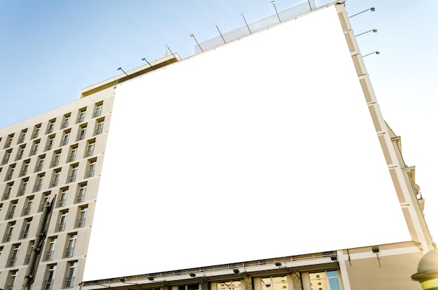 Lage hoek van het gebouw tegen een heldere lucht