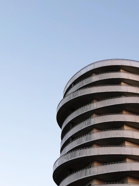Lage hoek van het gebouw tegen een heldere lucht