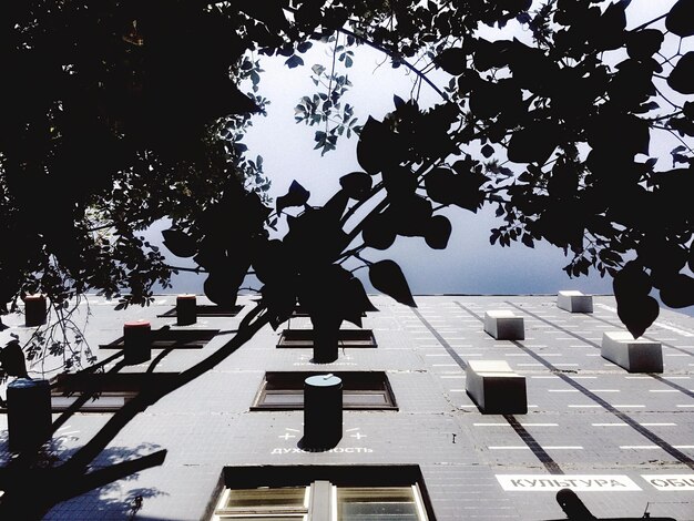 Foto lage hoek van het geluidsmixerpatroon gebouw tegen de lucht