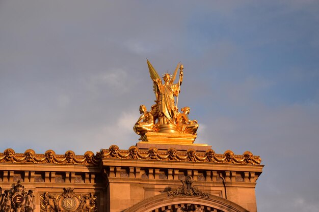 Foto lage hoek van het gouden standbeeld tegen een bewolkte lucht