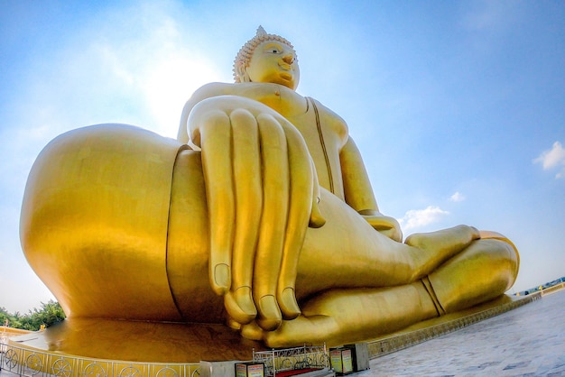 Foto lage hoek van het grote boeddha-beeld tegen de lucht