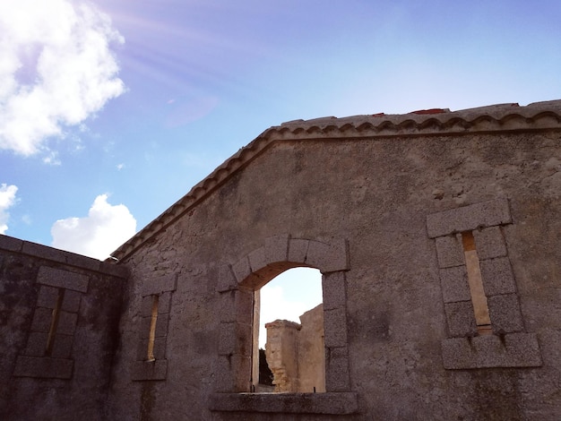 Lage hoek van het historische gebouw tegen de lucht