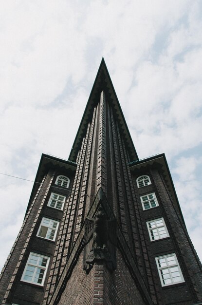 Foto lage hoek van het historische gebouw tegen de lucht