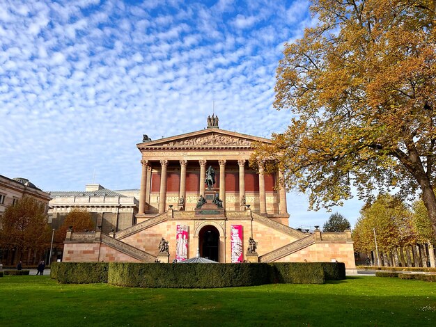 Foto lage hoek van het historische gebouw tegen de lucht