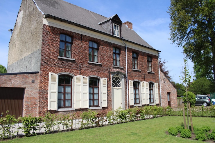 Foto lage hoek van het huis tegen de lucht