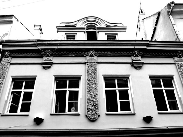 Foto lage hoek van het huis tegen een heldere lucht