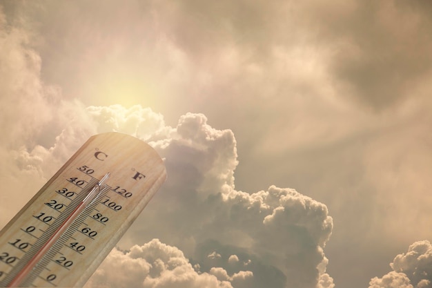 Lage hoek van het informatiebord tegen de lucht