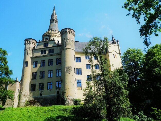 Foto lage hoek van het kasteel van arenfels op een zonnige juli dag