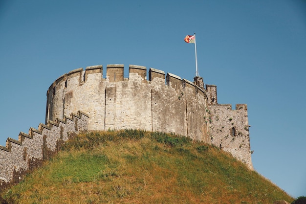 Lage hoek van het kasteel van Arundel tegen een heldere lucht