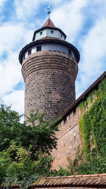 Lage hoek van het kasteel van Neurenberg tegen bewolkte lucht