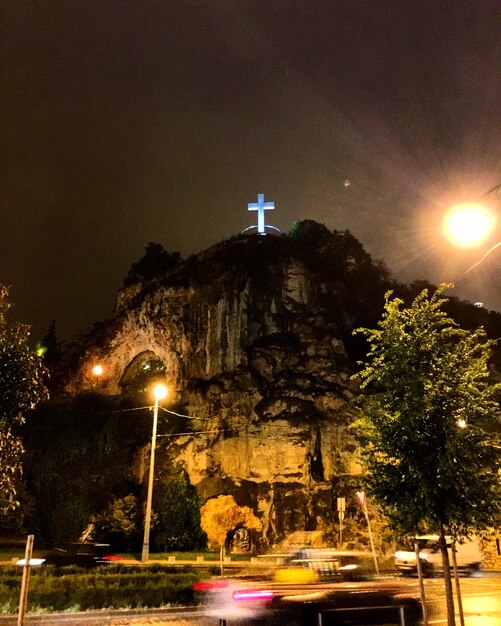 Foto lage hoek van het kruis op de berg tegen de hemel's nachts