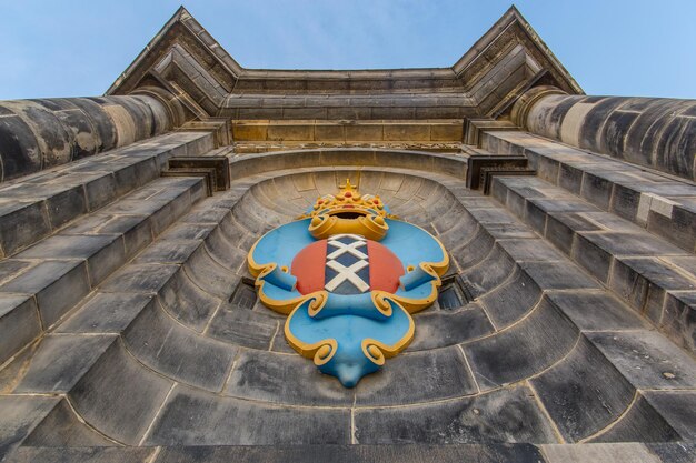 Foto lage hoek van het kruis op de westertoren westerkerk kerk - de hoogste kerktoren in amsterdam