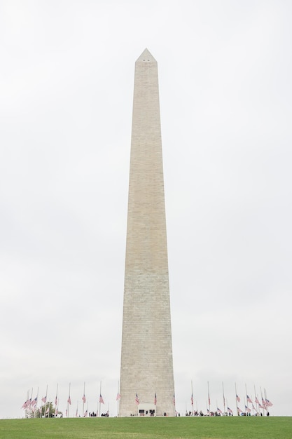 Lage hoek van het monument tegen de lucht