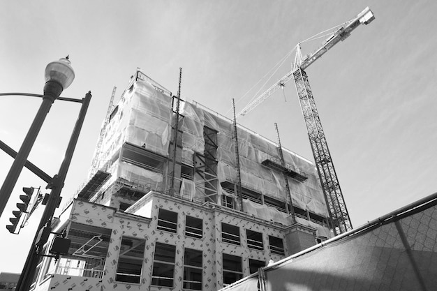 Lage hoek van het onvoltooide gebouw tegen de lucht