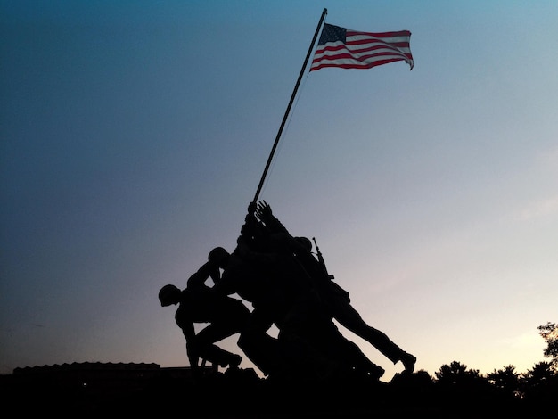 Foto lage hoek van het oorlogsmonument van het marine corps tegen een heldere blauwe lucht