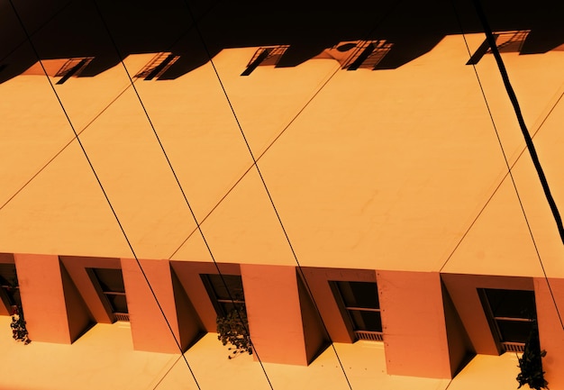 Foto lage hoek van het oranje gebouw