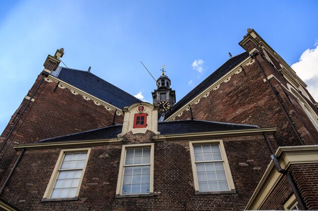 Foto lage hoek van het oude gebouw tegen de lucht