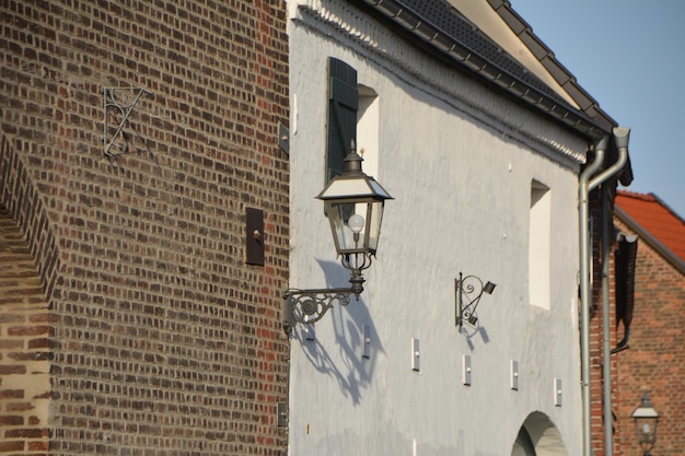 Lage hoek van het oude gebouw tegen de lucht