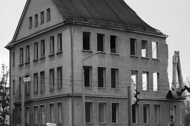 Foto lage hoek van het oude gebouw tegen de lucht