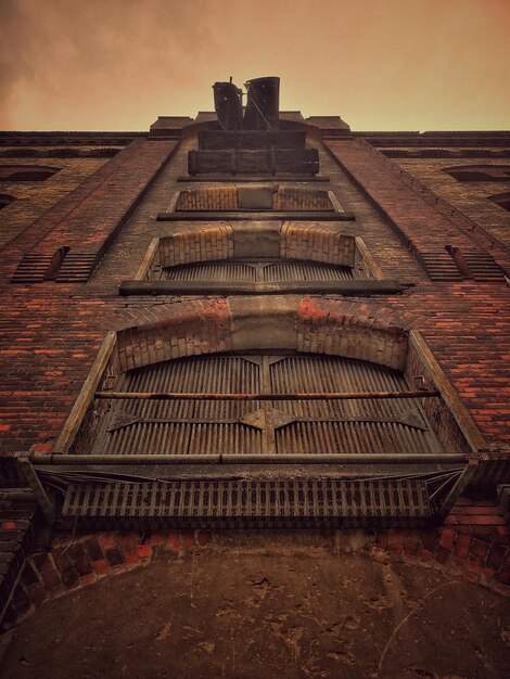 Foto lage hoek van het oude gebouw tegen de lucht