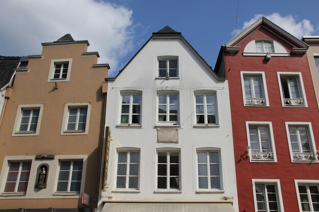 Foto lage hoek van het oude gebouw tegen de lucht