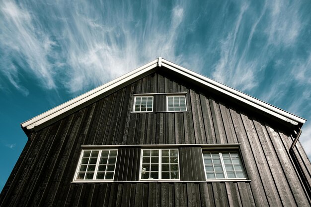 Foto lage hoek van het oude gebouw tegen de lucht