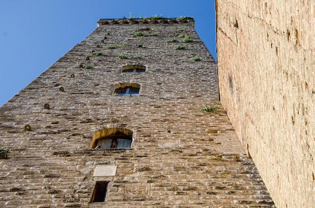 Lage hoek van het oude gebouw tegen een heldere lucht