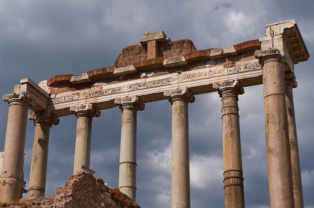 Lage hoek van het oude Romeinse forum tegen bewolkte lucht