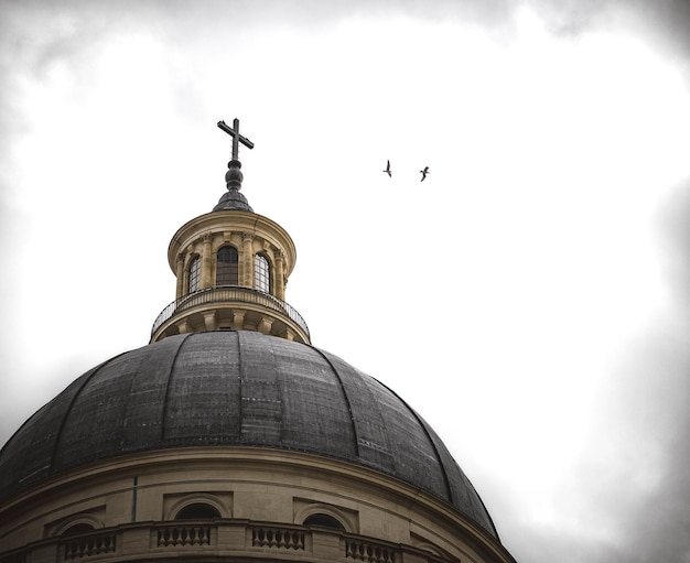 Lage hoek van het pantheon tegen de hemel