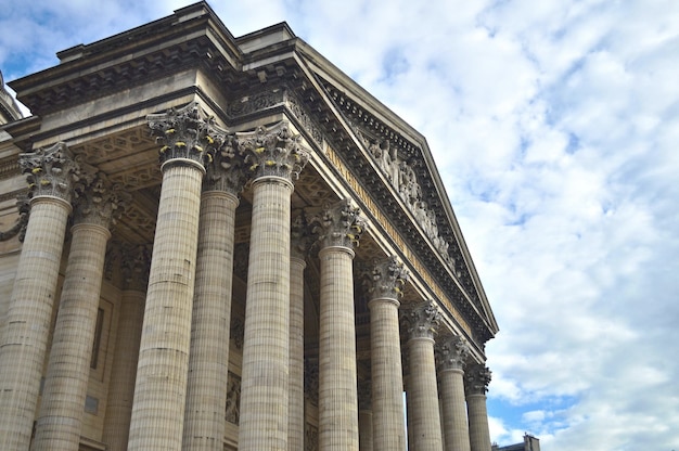 Lage hoek van het pantheon tegen de hemel
