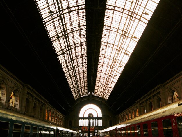 Foto lage hoek van het plafond op een treinstation