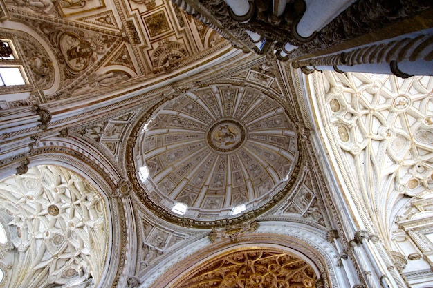 Lage hoek van het plafond van de kathedraal van Cordoba