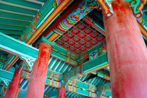 Lage hoek van het plafond van een Koreaanse tempel