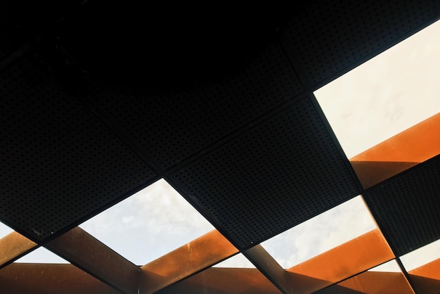 Lage hoek van het plafond van een modern gebouw
