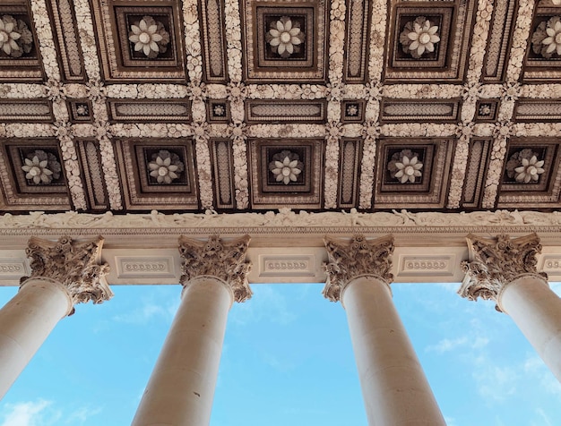 Foto lage hoek van het plafond van het gebouw