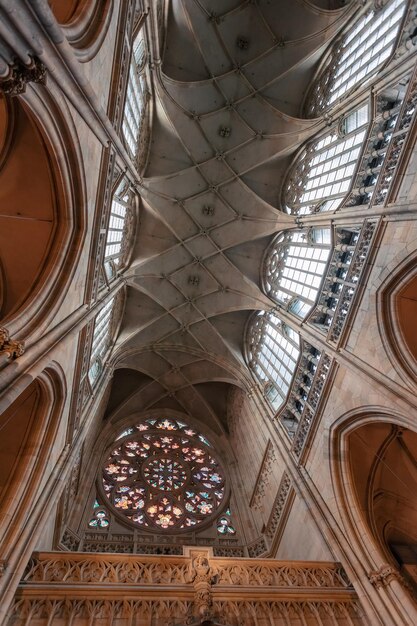 Foto lage hoek van het plafond van het gebouw