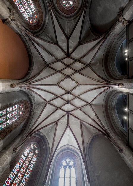 Foto lage hoek van het plafond van het gebouw