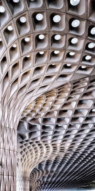 Foto lage hoek van het plafond van het gebouw