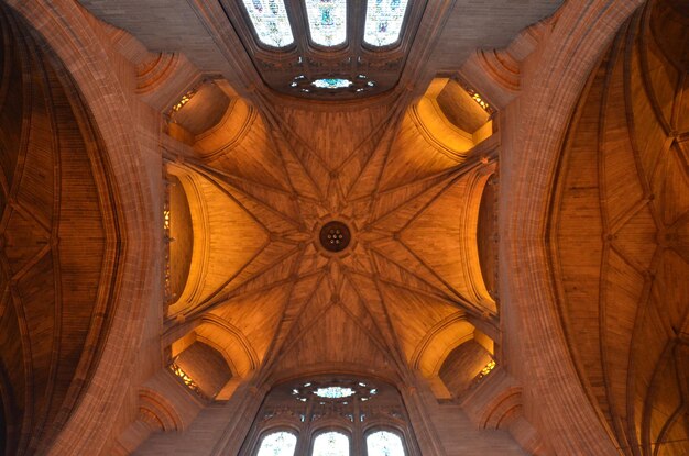 Foto lage hoek van het plafond van het gebouw